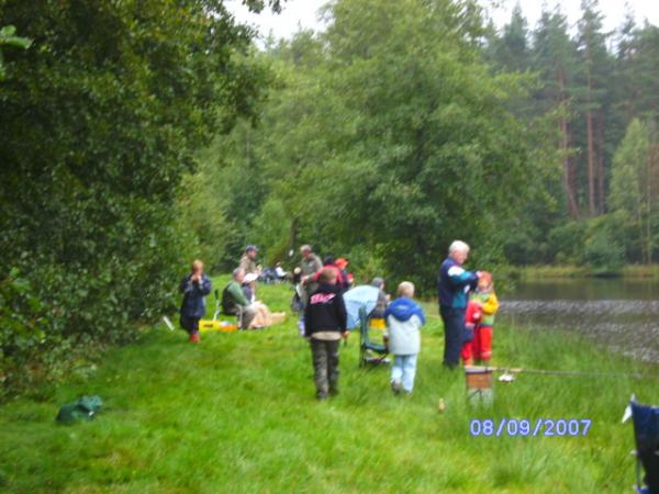 Kinder bei der Ferienaktion des Fischereivereins