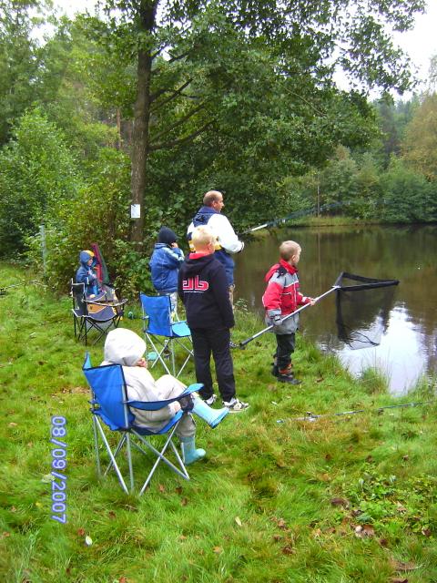 Kinder bei der Ferienaktion des Fischereivereins