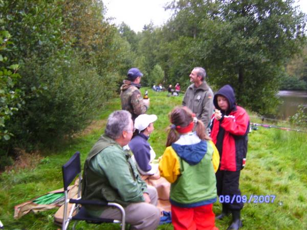 Kinder bei der Ferienaktion des Fischereivereins