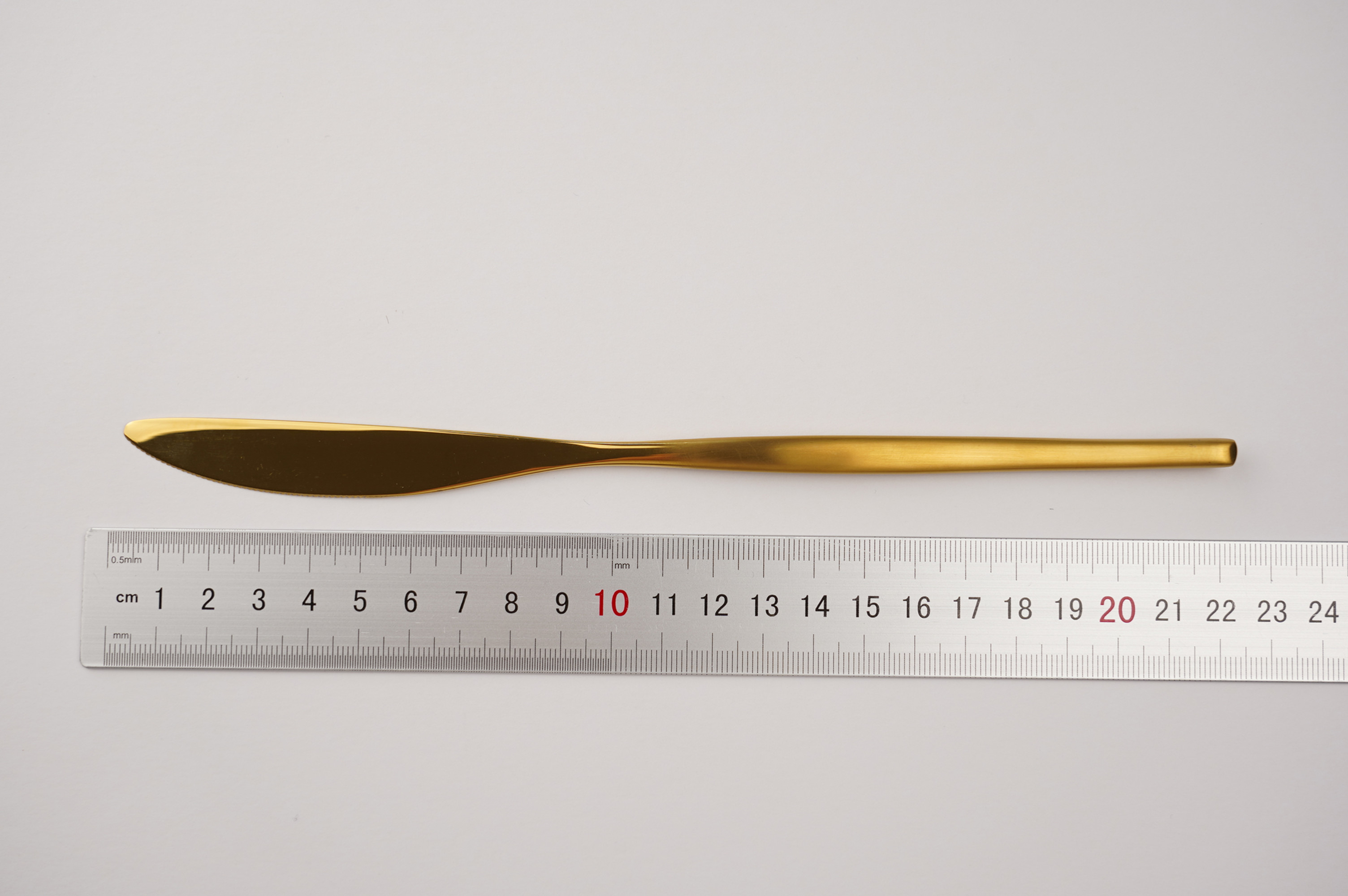Flow dinner knife