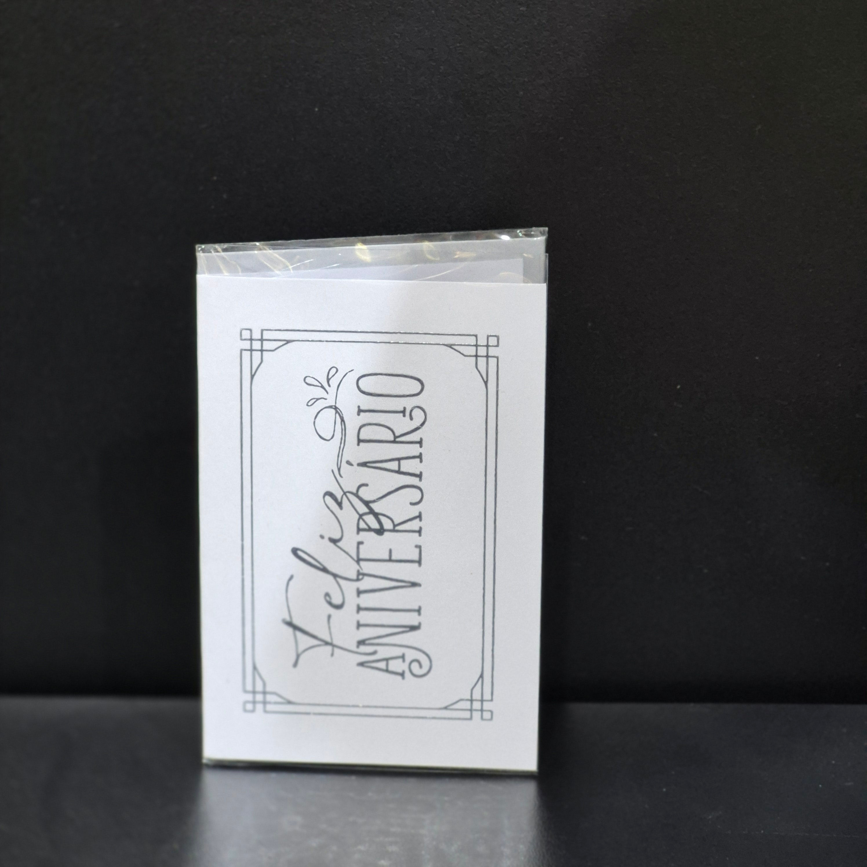 Cartão Clássico “Feliz Aniversário” Minimalista