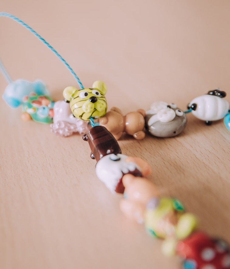 Perlenkette mit bunten Glasperlen