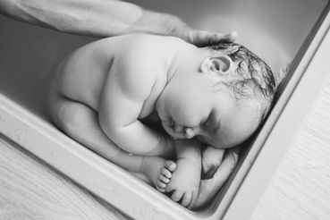 Séance photo bain enveloppé, naissance lifestyle, nouveau-né, maternité, allaitement, bébé - Bretagne Rennes 35