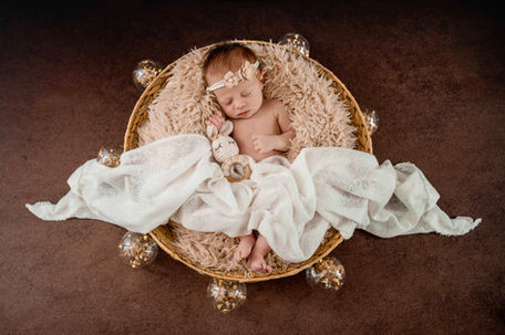 Séance photo naissance studio, nouveau-né, maternité, allaitement, bébé - Bretagne Rennes 35