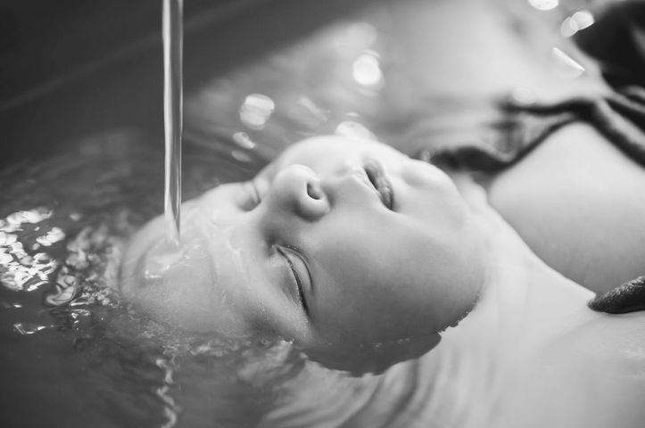 Séance photo bain enveloppé, bain de lait, naissance lifestyle, nouveau-né, maternité, allaitement, bébé - Bretagne Rennes 35