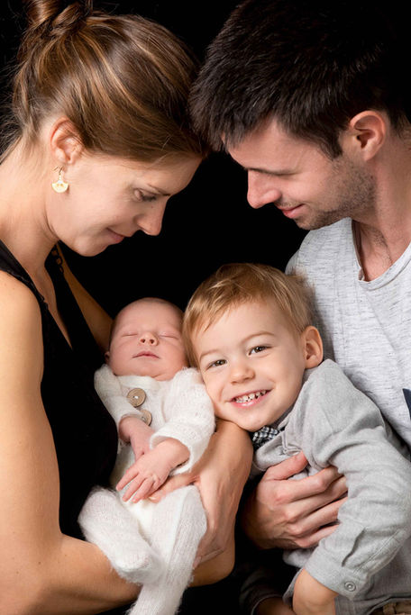 Séance photo naissance studio, nouveau-né, maternité, allaitement, bébé - Bretagne Rennes 35