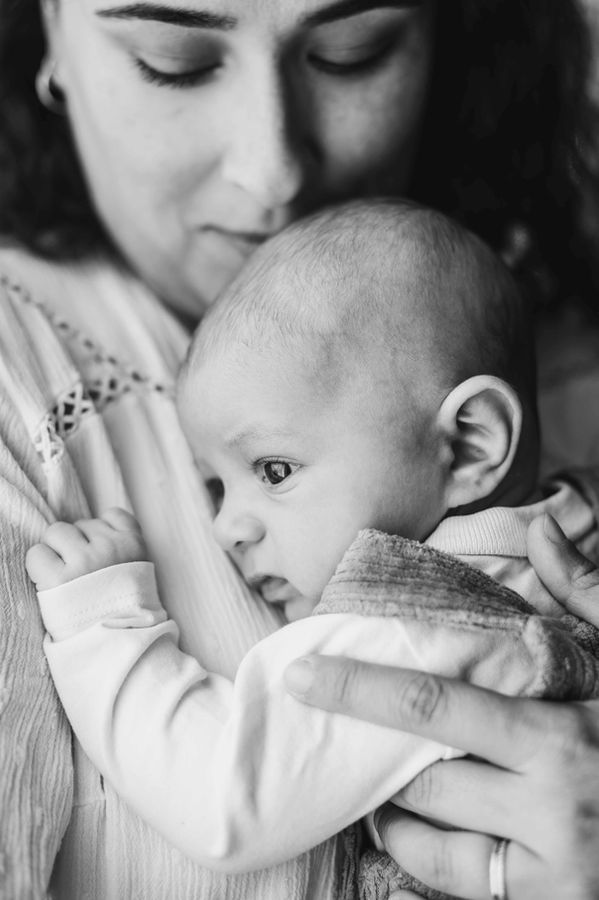 Séance photo naissance lifestyle, nouveau-né, maternité, allaitement, bébé - Bretagne Rennes 35