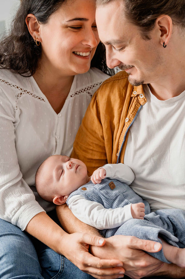 Séance photo naissance lifestyle, nouveau-né, maternité, allaitement, bébé - Bretagne Rennes 35
