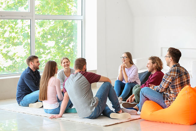 Groupe de personnes qui discutent assis