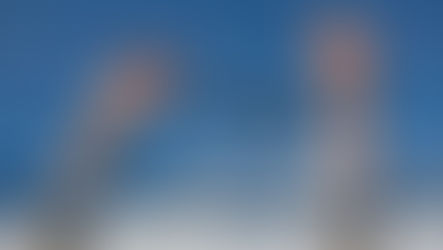 Femme qui retire ses menottes pour se libérer de ses croyances