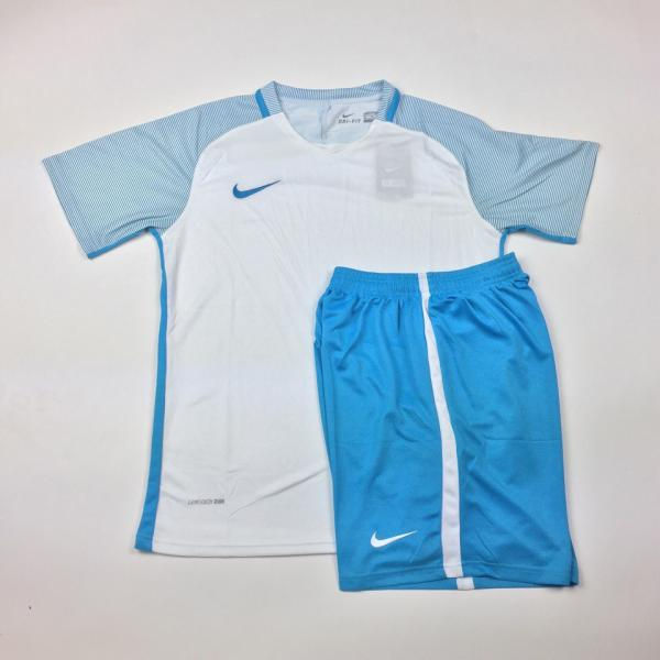 Фото бело-голубой футбольной формы Nike Laser
