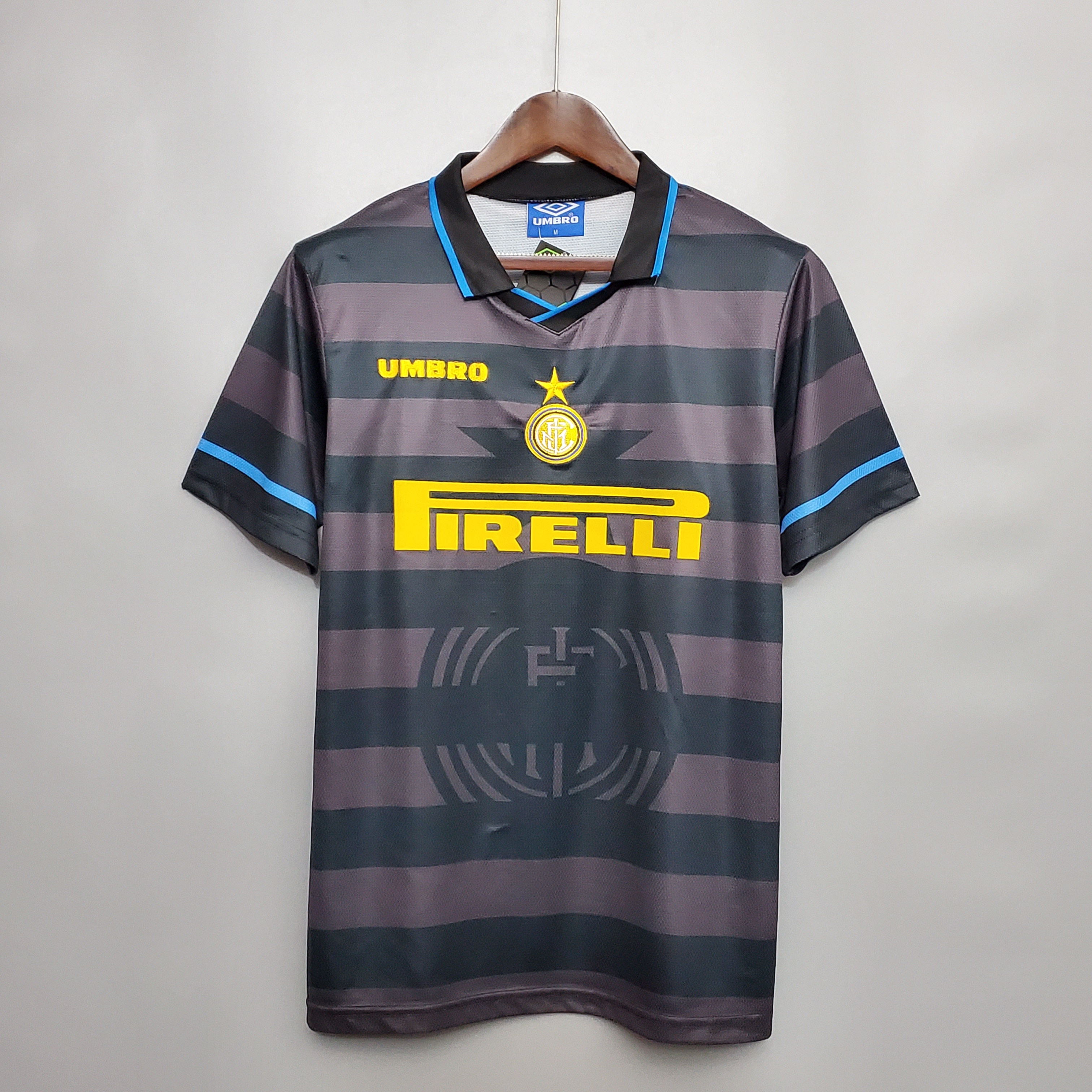 Фото черной ретро футболки Реал Мадрид 1997-1998 выездная в интернет магазин footgoal.shop