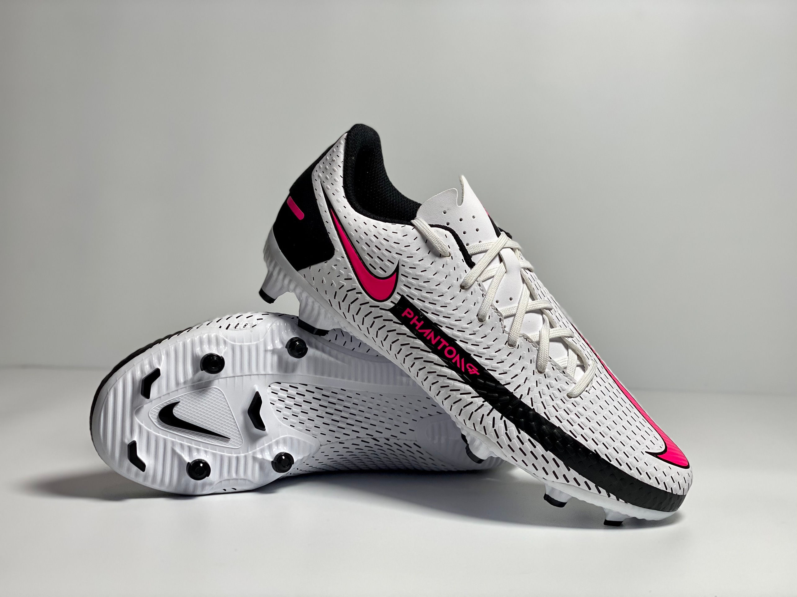 Фото футбольных бутс Nike Phantom GT2 FG White Crimson в интернет магазине footgoal.shop