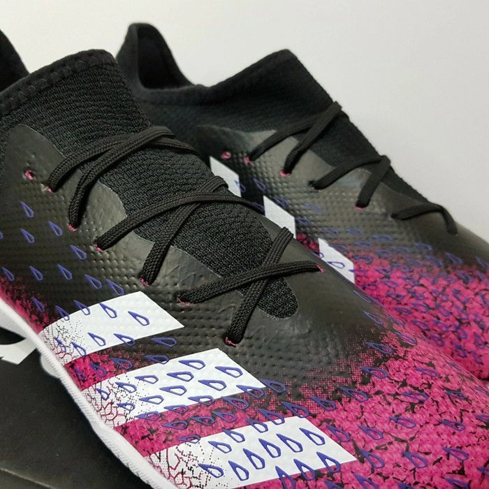 Прев'ю: Фото футбольной обуви для зала Adidas Predator Freak .3 Low Black Shock Pink в интернет магазине footgoal.shop