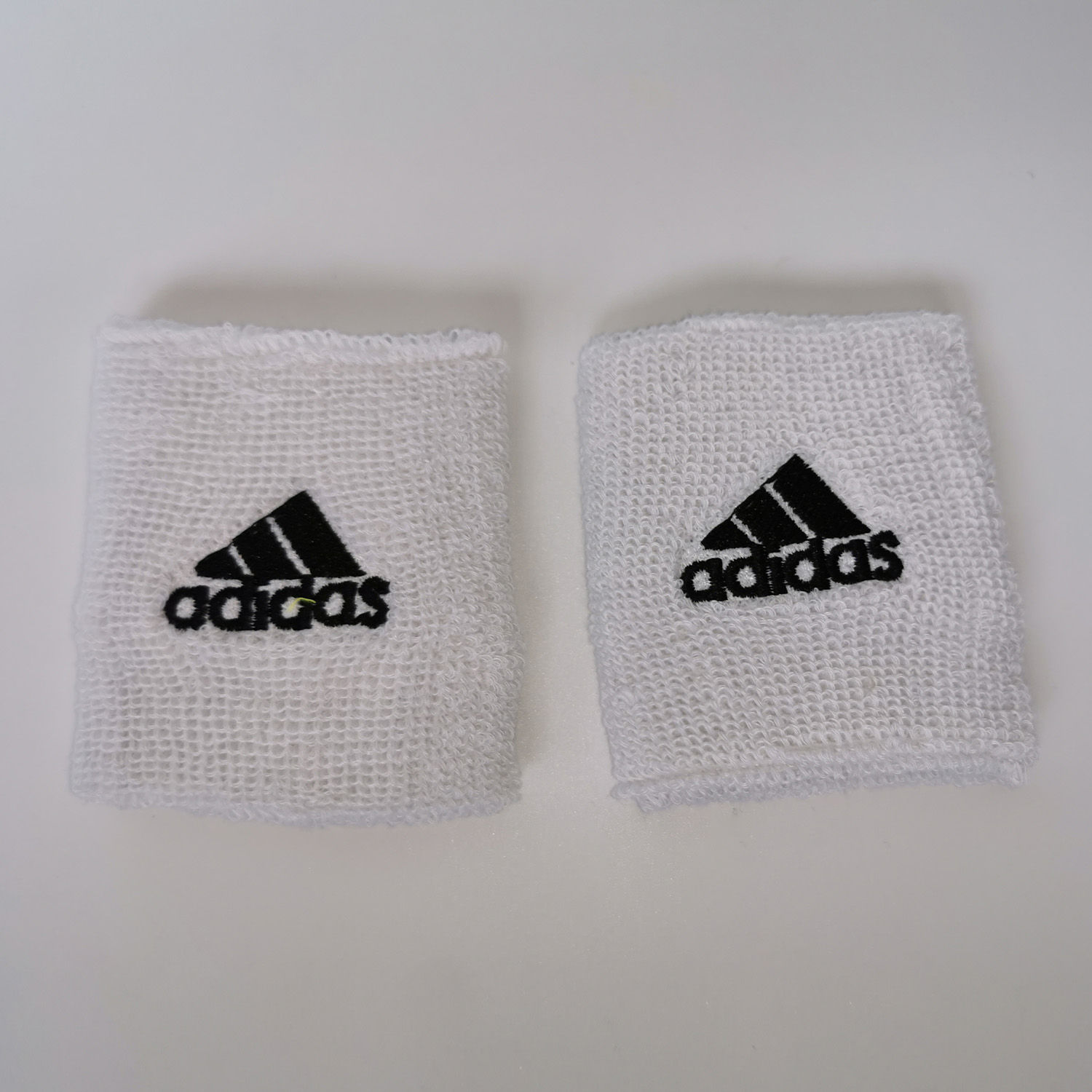 напульсники, кап. повязки adidas напульсник белый универсальные