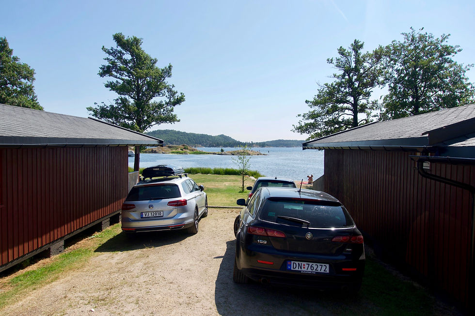 Turisthytte med sjøutsikt og parkeri