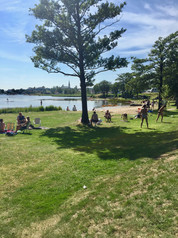 Campingplassen ligger vakkert til like ved sjøen.