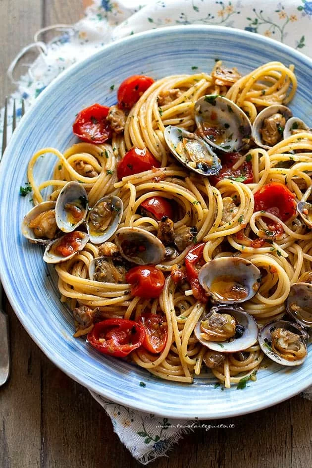 Spaghetti-alle-vongole-e-pomodorini-Ricetta-Spaghetti-con-vongole-e-pomodorini.webp