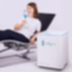 Person liegt auf einer Wellness-Liege