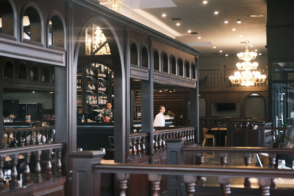 chezjames-salle-arches-lustre.jpg