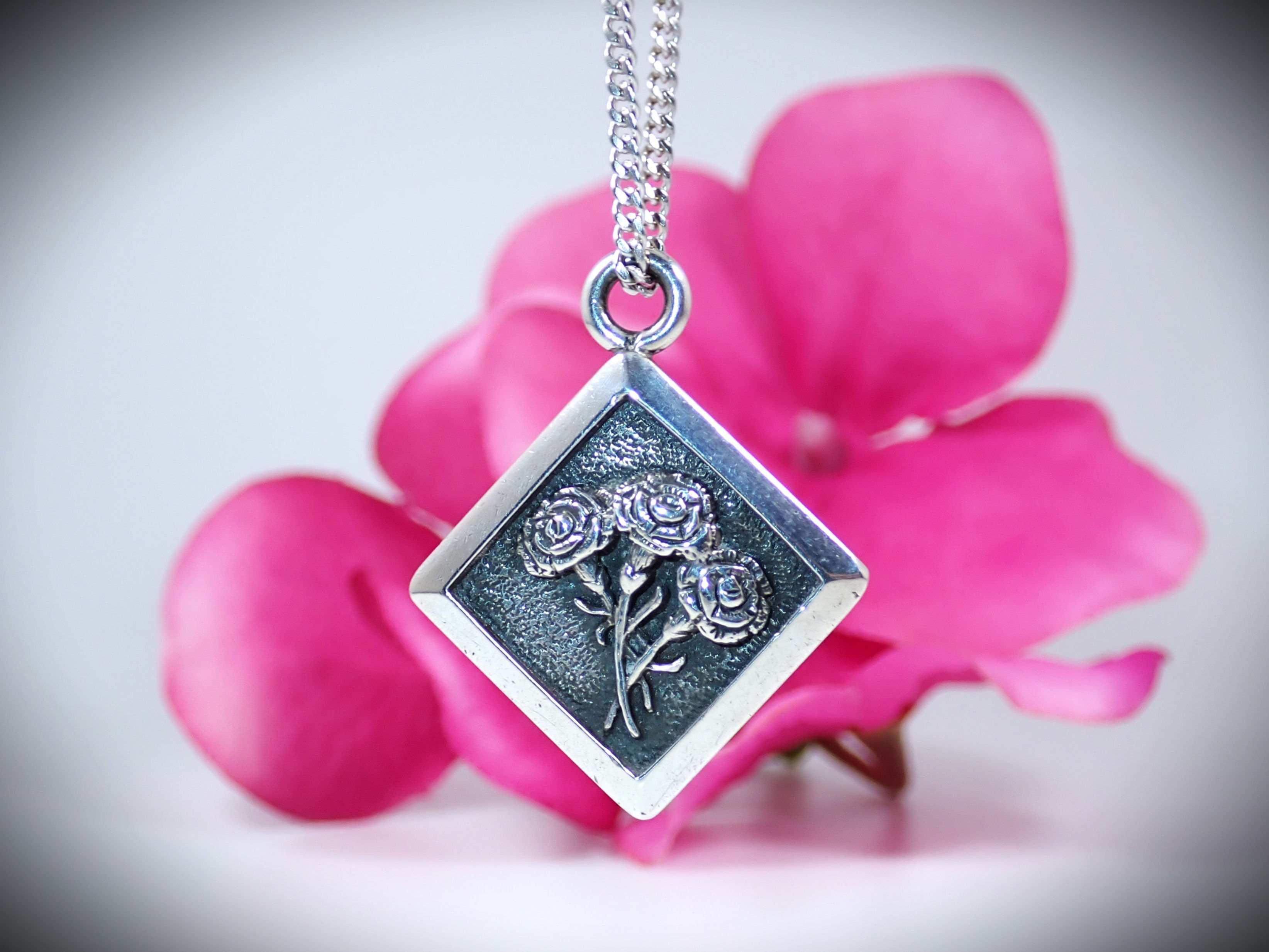 Vintage Sterling Silver 3 Roses Flower Bouquet Disc Pendant Necklace