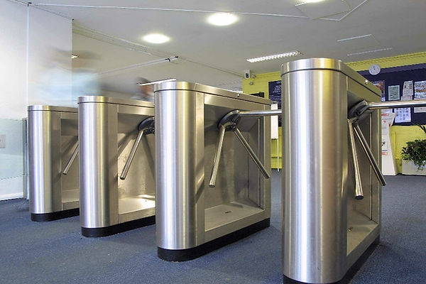 Instalación de torniquetes de control de acceso