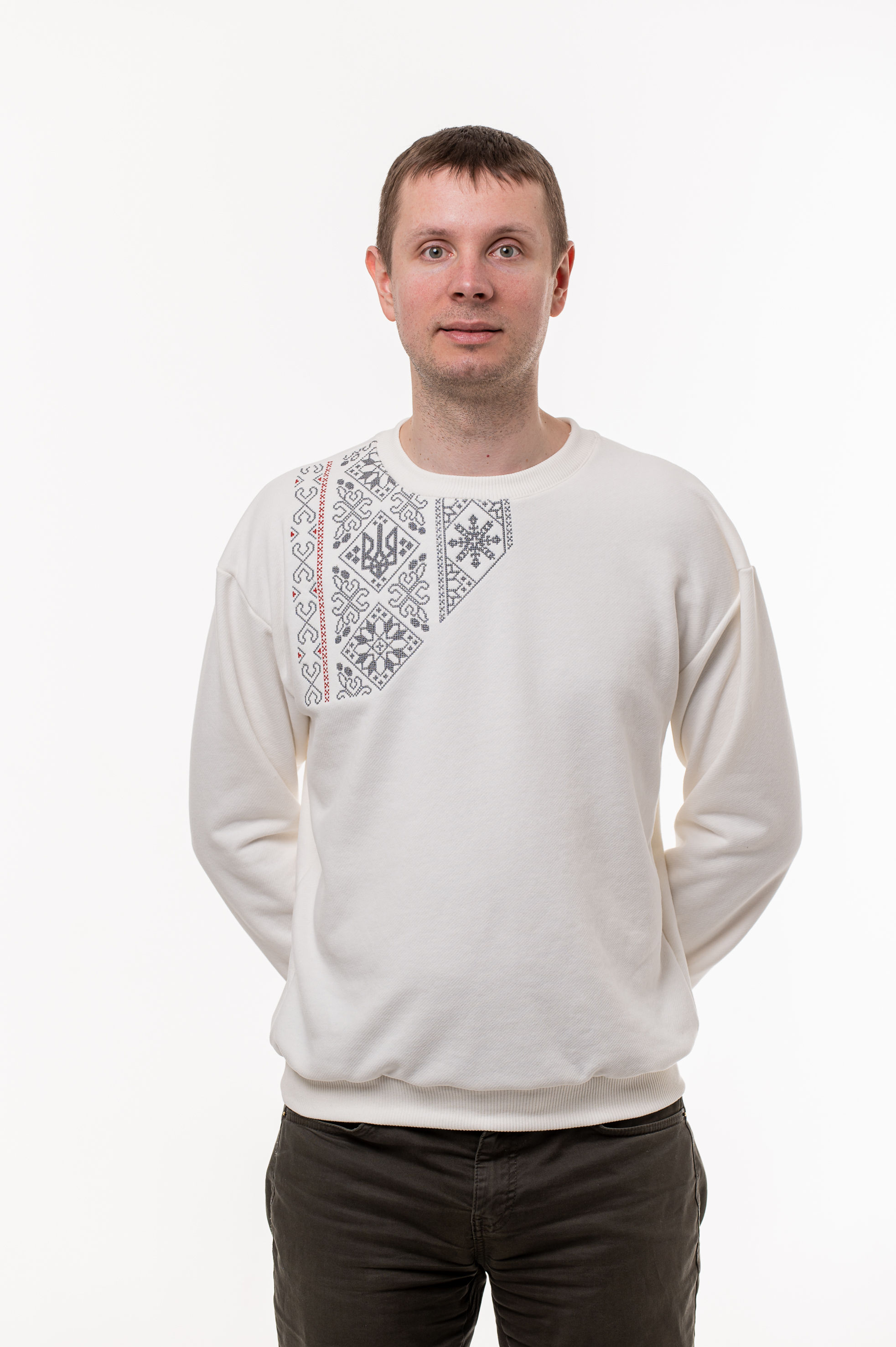 Чоловічий світшот-вишиванка з вишивкою "Перемога"молочний