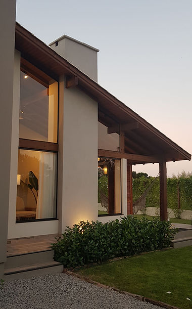 Linda fachada de casa residência cabana telhado rústico lar projetado por arquiteto