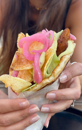 Σουβλάκι με πίκλα κρεμμυδιού