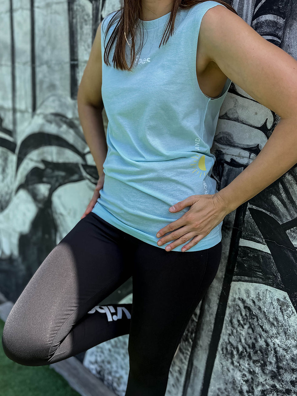 Miniature : Débardeur bleu vu de face sur une femme