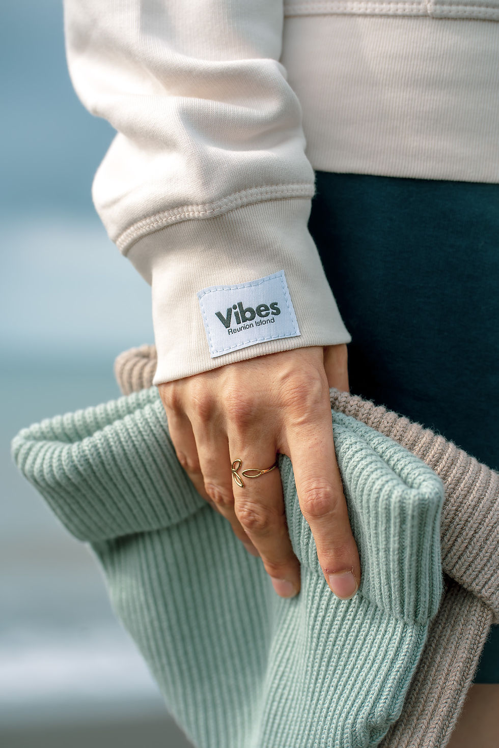 Bonnet vert tenu dans la main