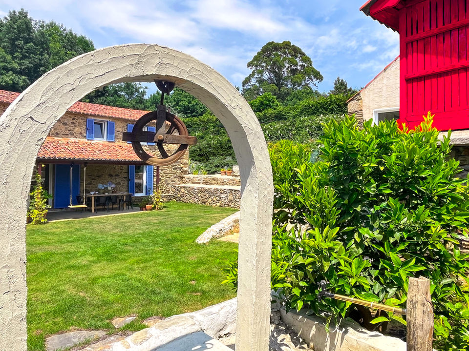 Vista del conjunto desde el pozo con el hórreo gallego a la derecha