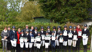 Erfolgreicher Reitabzeichenlehrgang