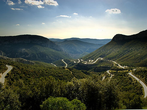 Organisateur de roadtrip tout inclu, découvrez la sainte baume comme vous ne l'avez jamais vu, en cabriolet sur des routes à couper le souffle et avec des activités surprenantes Paddle, snorkeling ou randonnée équestre, via cordata.
