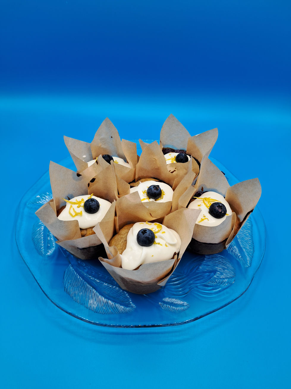 Blueberry muffins met banaan en citroen, afwerkt met een roomkaasglazuur