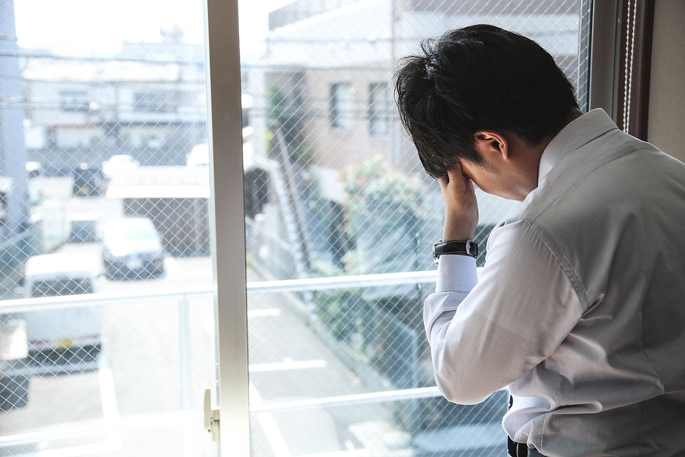 悩んでいる男性