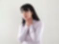 首をおさえている女性