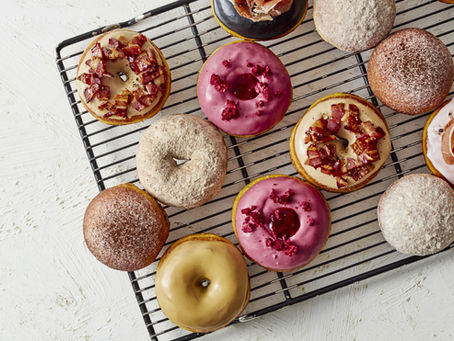 贈りたくなる「ホリデードーナツ」と、冬限定「チョコベリービスケットパンケーキ」期間限定スタート!