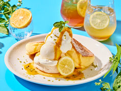 “きゅん”と酸っぱいレモン×ふわしゅわ食感。初夏限定「レモンのパブロヴァスフレパンケーキ」登場