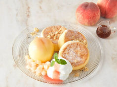 夏限定!大人気「まるごと白桃パンケーキ」