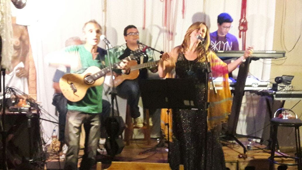 Suricato com Grupo Todavia