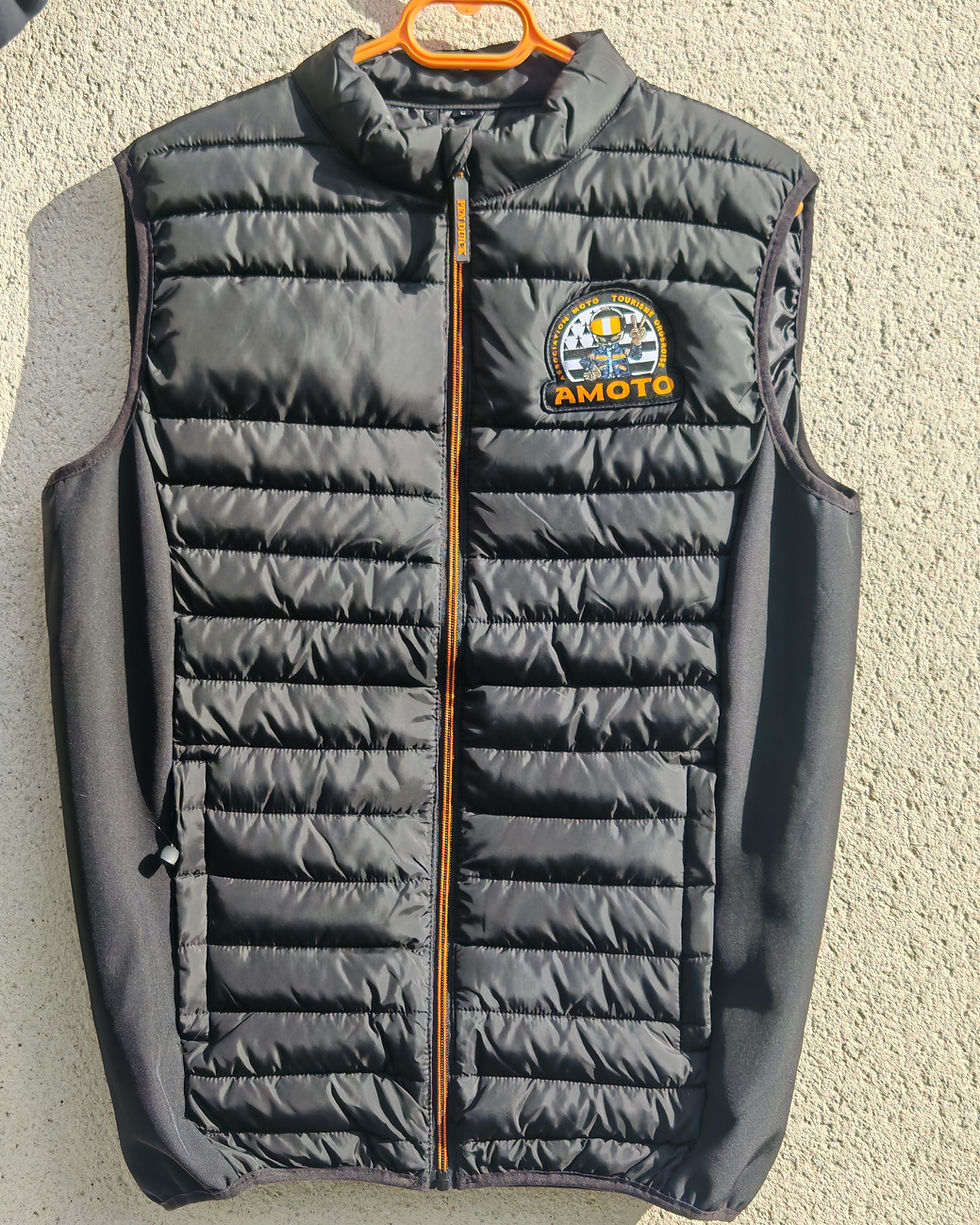 Une doudoune manches courtes logotée AMOTO