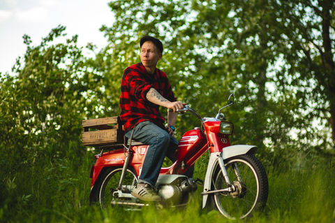 Punainen Pappa-Tunturi Nastola Mies ja punainen Pappa-tunturi mopo metsämaisemassa Lahdessa.