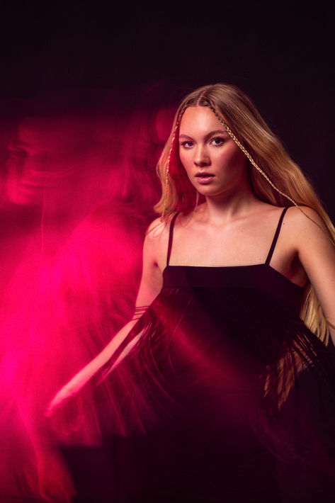 Luova henkilökuvaus studiossa. Muotikuvaus, editorial, valomaalaus.