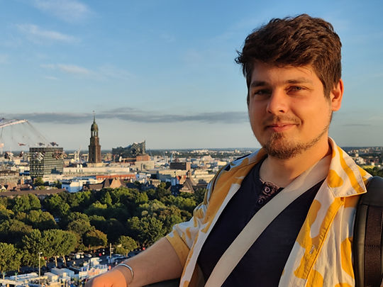 Portrait von Tobias Bergmann mit Blick über Hamburg
