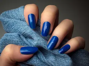 Ongles en gel bleu électrique : un incontournable