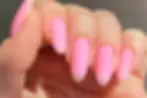 ongle en gel rose fluo et paillette