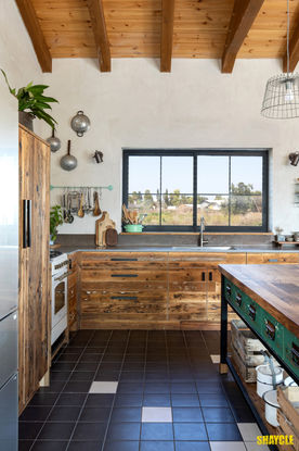 מטבח בסגנון תעשייתי, עץ בשימוש חוזר, עץ מפירוק צריפים