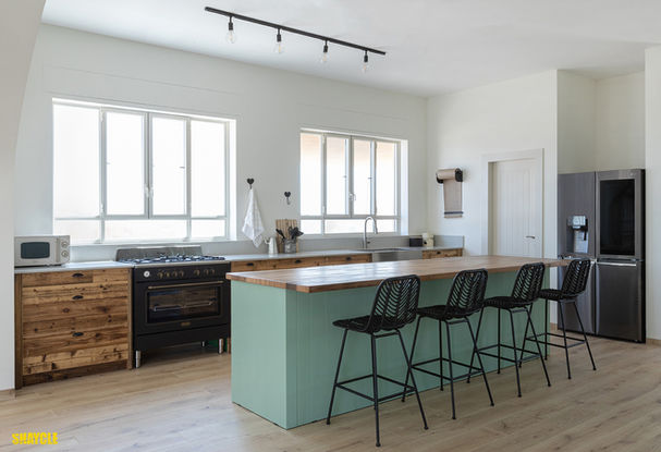 מטבח כפרי תעשייתי, משולב עץ בשימוש חוזר וצבע