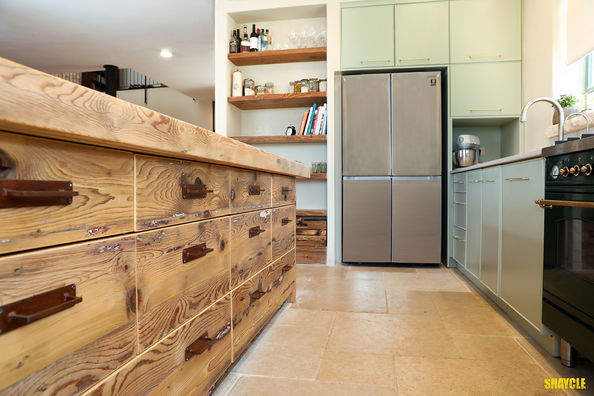 מטבח משולב עץ בשימוש חוזר וצבע